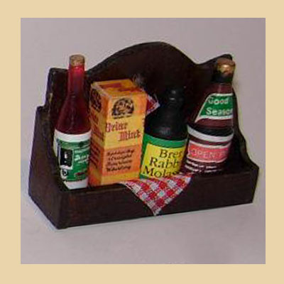 Estantería en Madera con Botes de Comida y Botellas