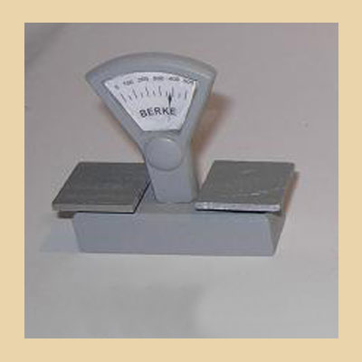 Balanza Gris en Madera
