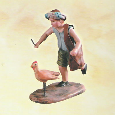 Niño Corriendo Tras Pavo o Gallina