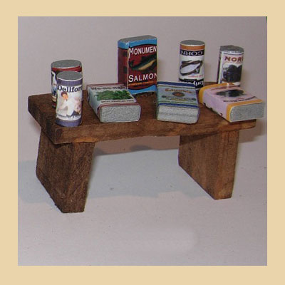 Mesa Rectangular Latas y Paquetes de Comida