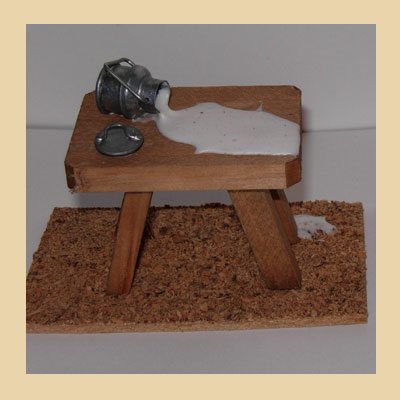 Mesa Pequeña con Lechera o Cantara Volcada.