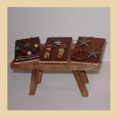 Mesa con Collares y Brazaletes.