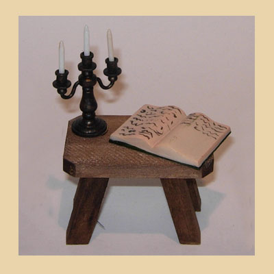 Mesa Pequeña Candelabro y Libro