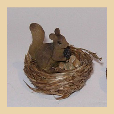 Nido Natural con Ardilla Comiendo Nueces