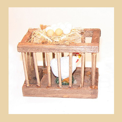 Jaula de Madera con Gallina y Huevos Sobre Techo