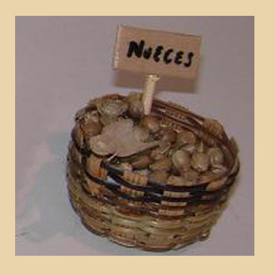 Cesta de Nueces con Letrero y Vertedor