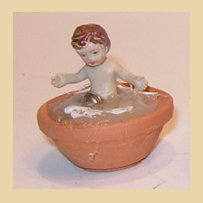 Niño Bañandose en Barreño Cerámica Tamaño Mini