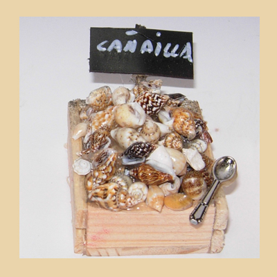 Caja Mediana en Madera de Conchas Cañaillas con Paleta y Letrero