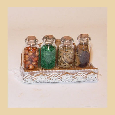 Estante con 4 Botes Cristal Llenos y con Cenefa