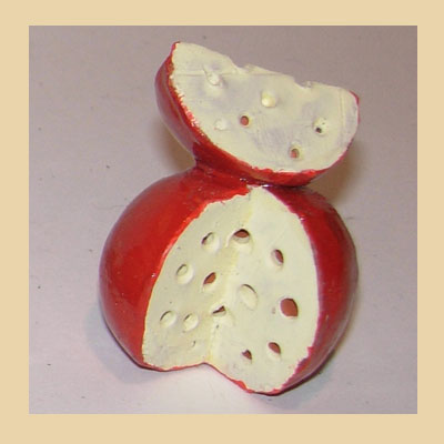Queso de Bola con Trozo (barro pintado)