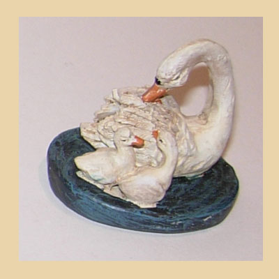 Familia de Cisnes y Crías en Resina