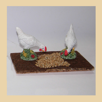 Dos Gallinas Blancas Picoteando Cereal en Resina