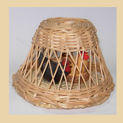 Jaula de Mimbre con Dos Gallinas