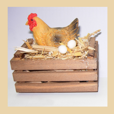 Gallina Ponedora en Caja de Tablas