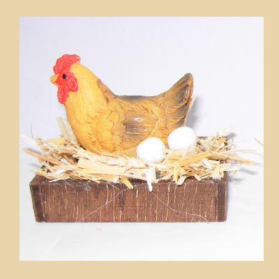 Gallina Ponedora en Cajón de Madera